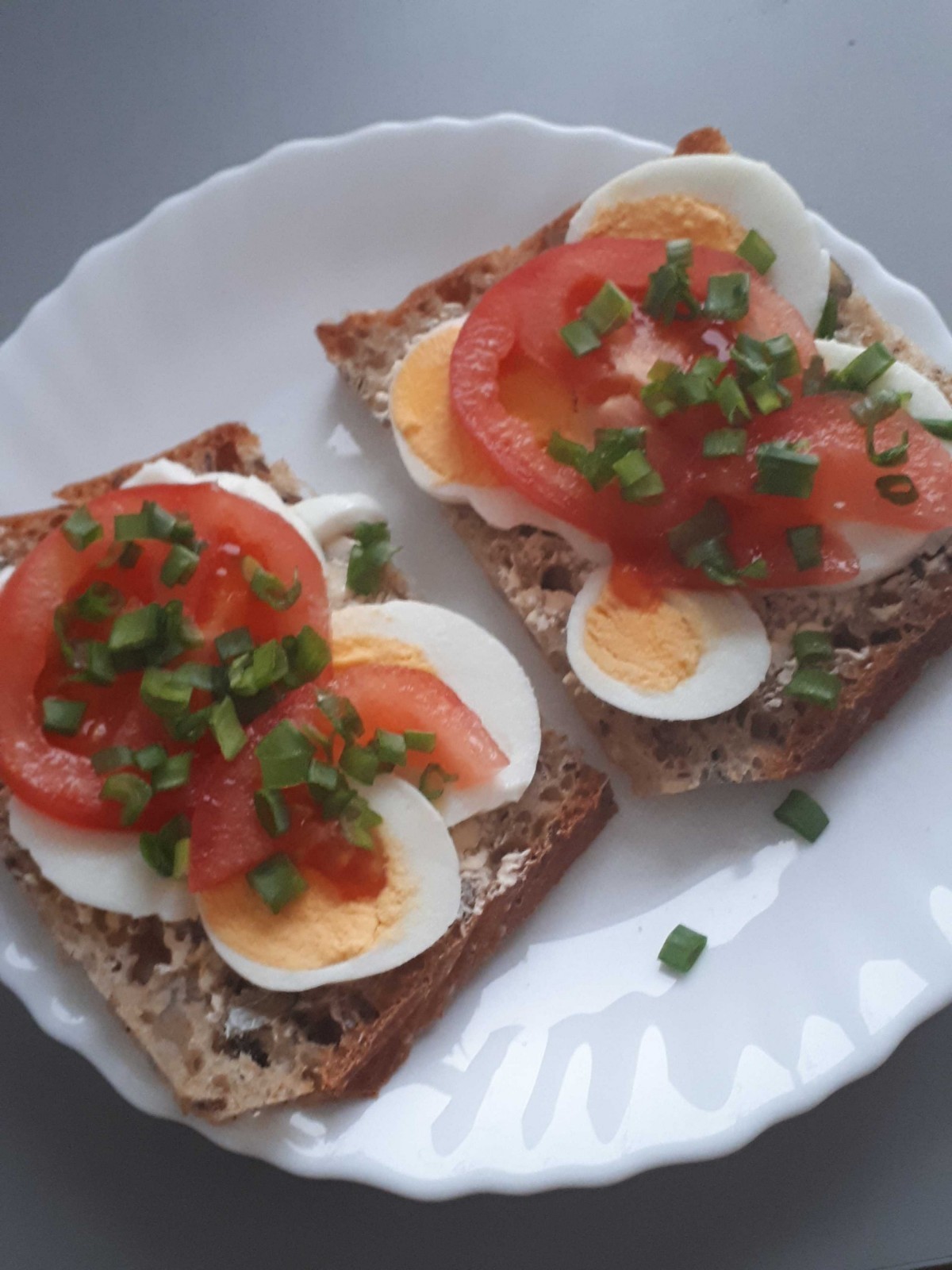 Przepis na Kanapka z jajkiem, papryką i szczypiorkiem