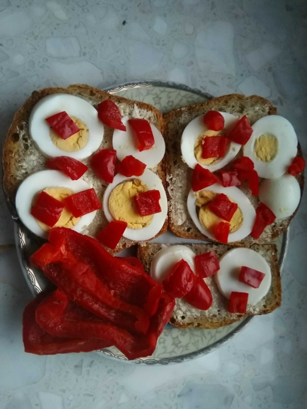 Przepis na Kanapka z jajkiem, papryką i szczypiorkiem