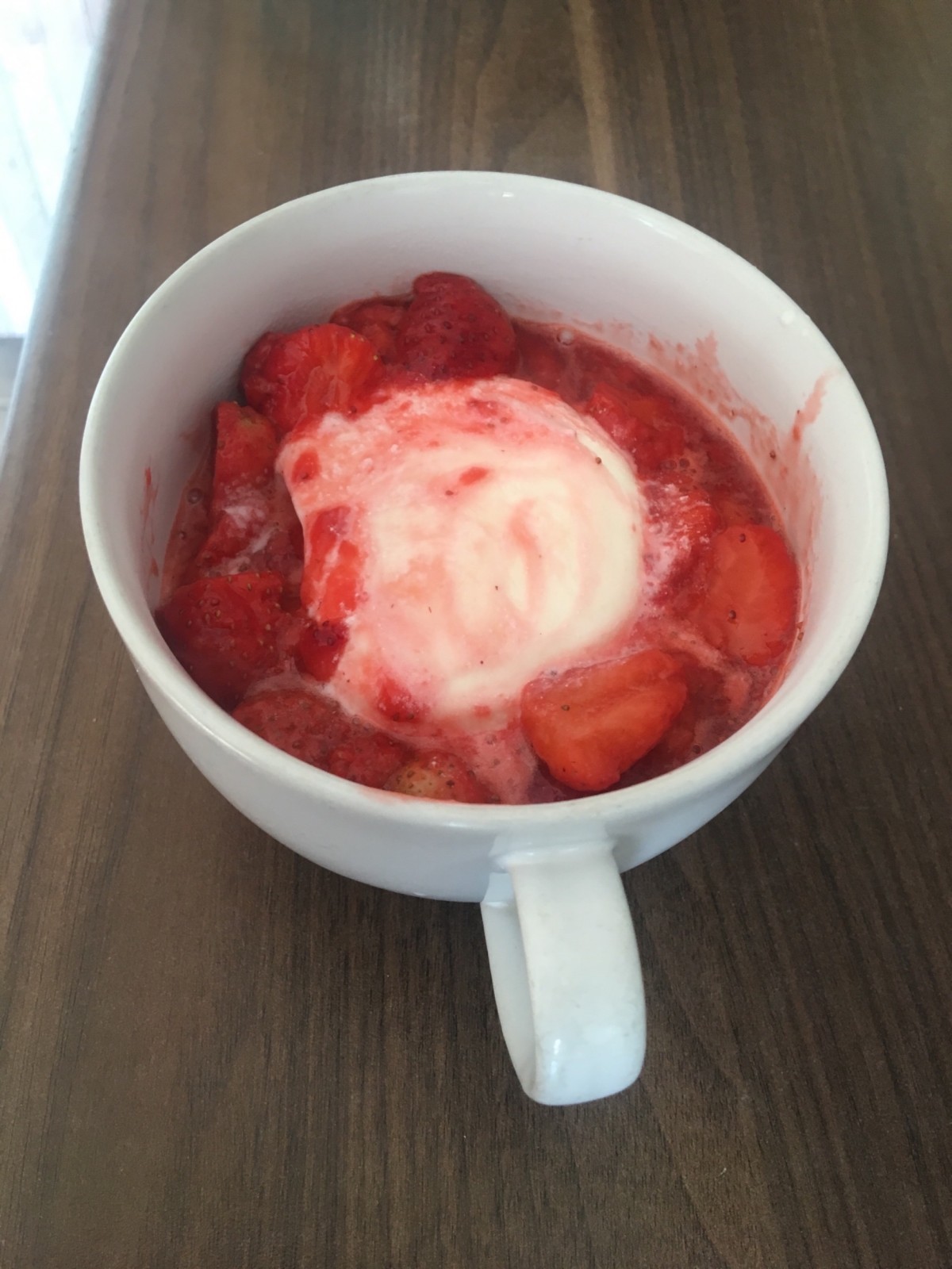 Przepis na Mrożony jogurt z truskawkami