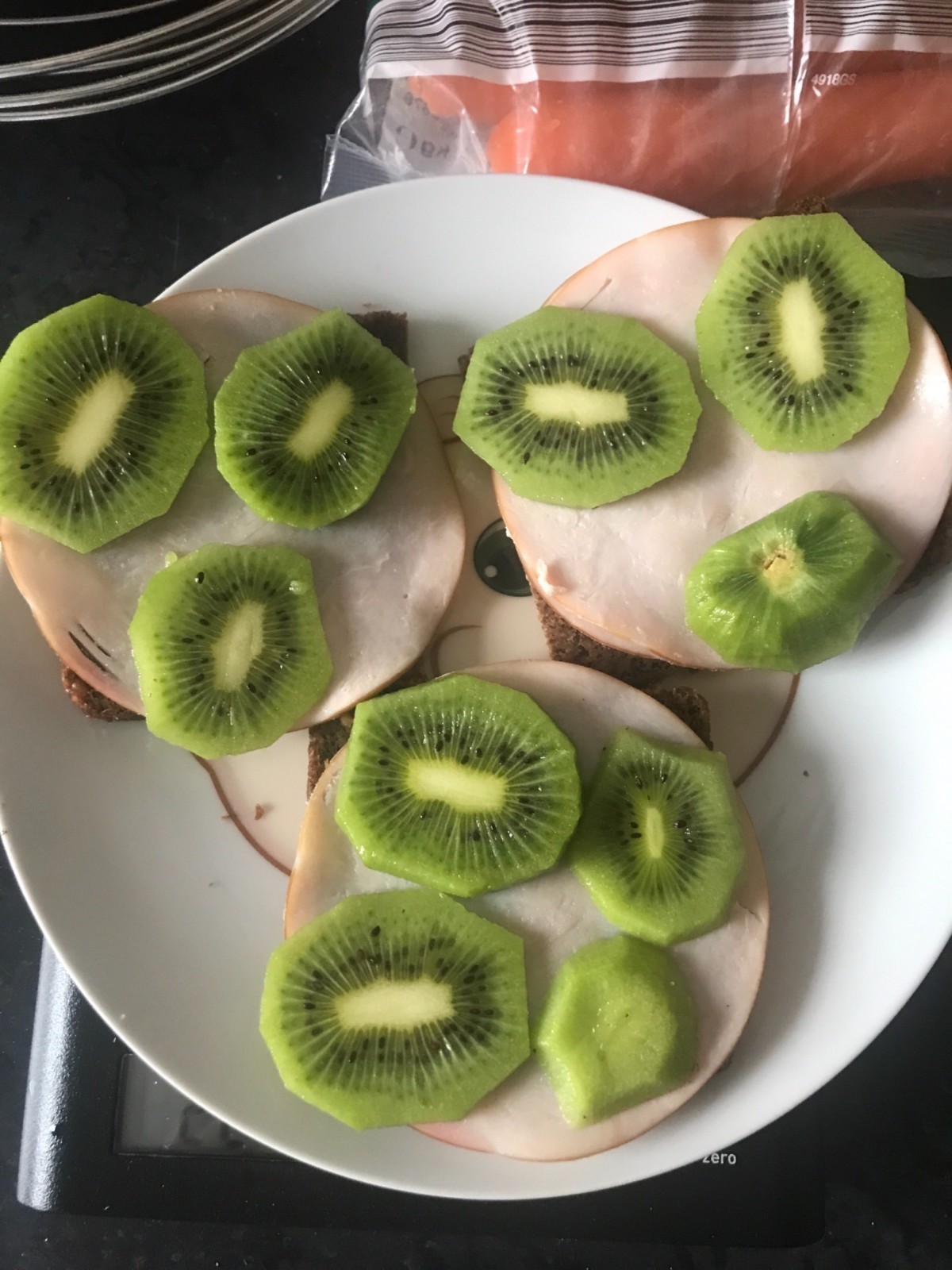 Przepis na Kanapka z szynką i kiwi