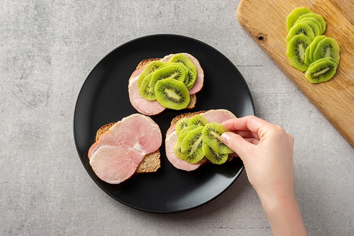 Przepis na Kanapka z szynką i kiwi