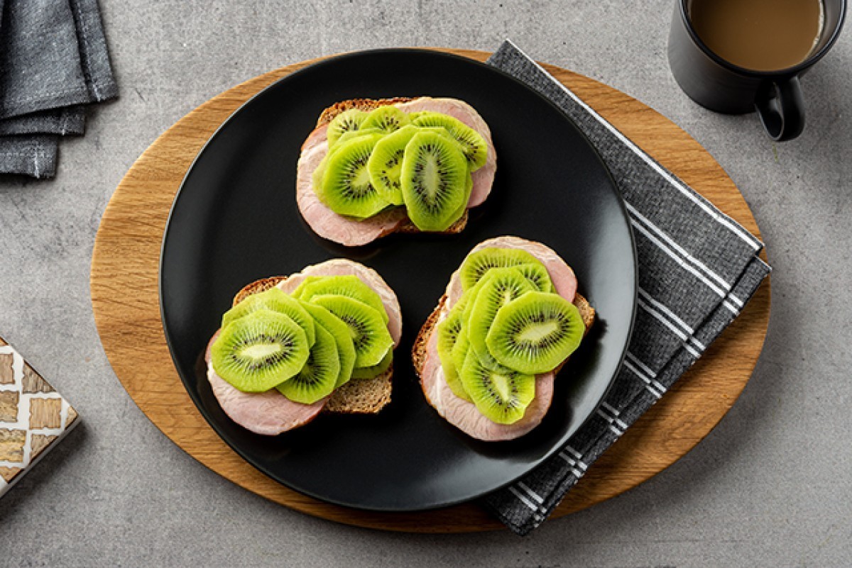 Przepis na Kanapka z szynką i kiwi