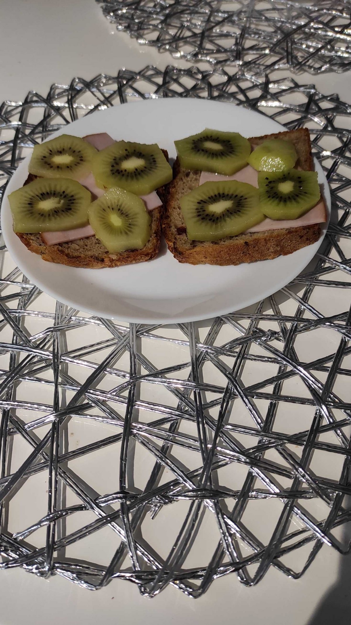 Przepis na Kanapka z szynką i kiwi