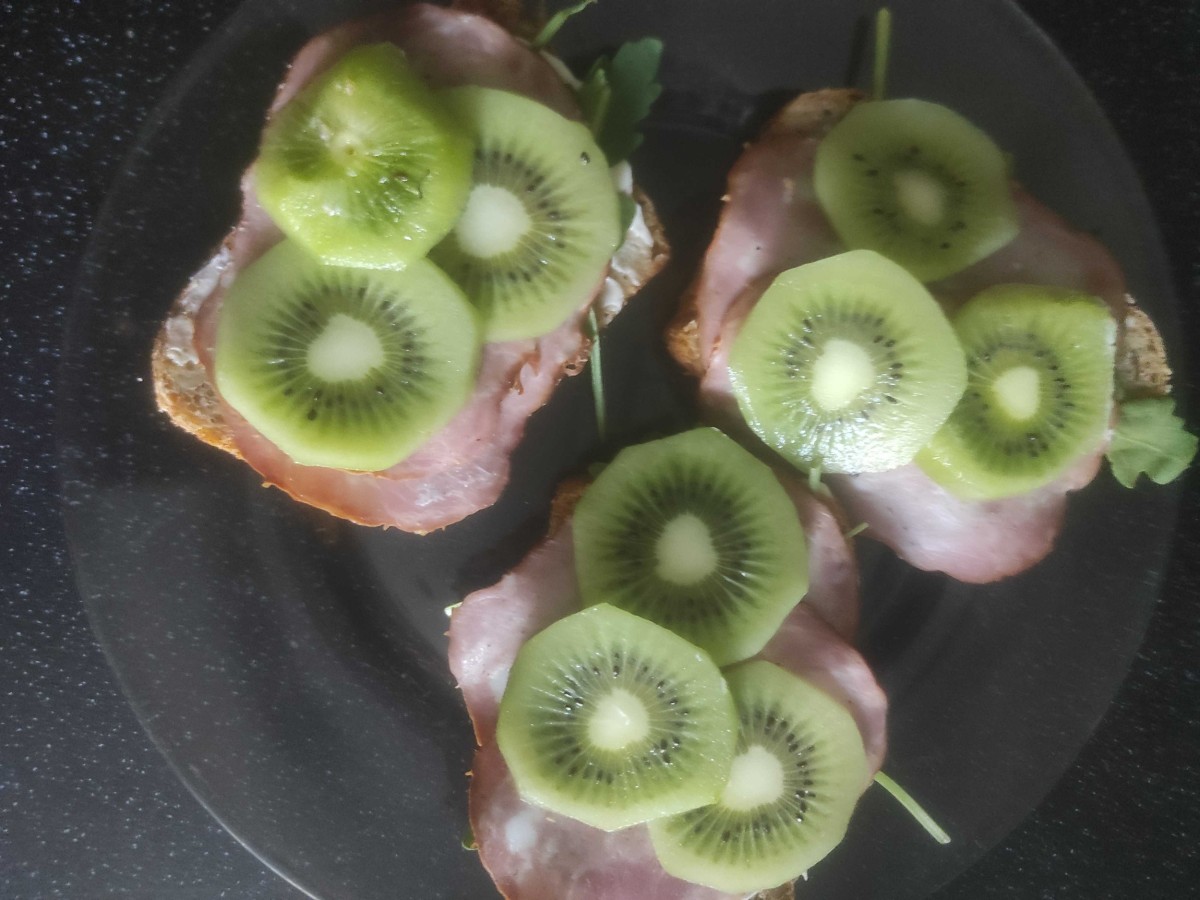 Przepis na Kanapka z szynką i kiwi