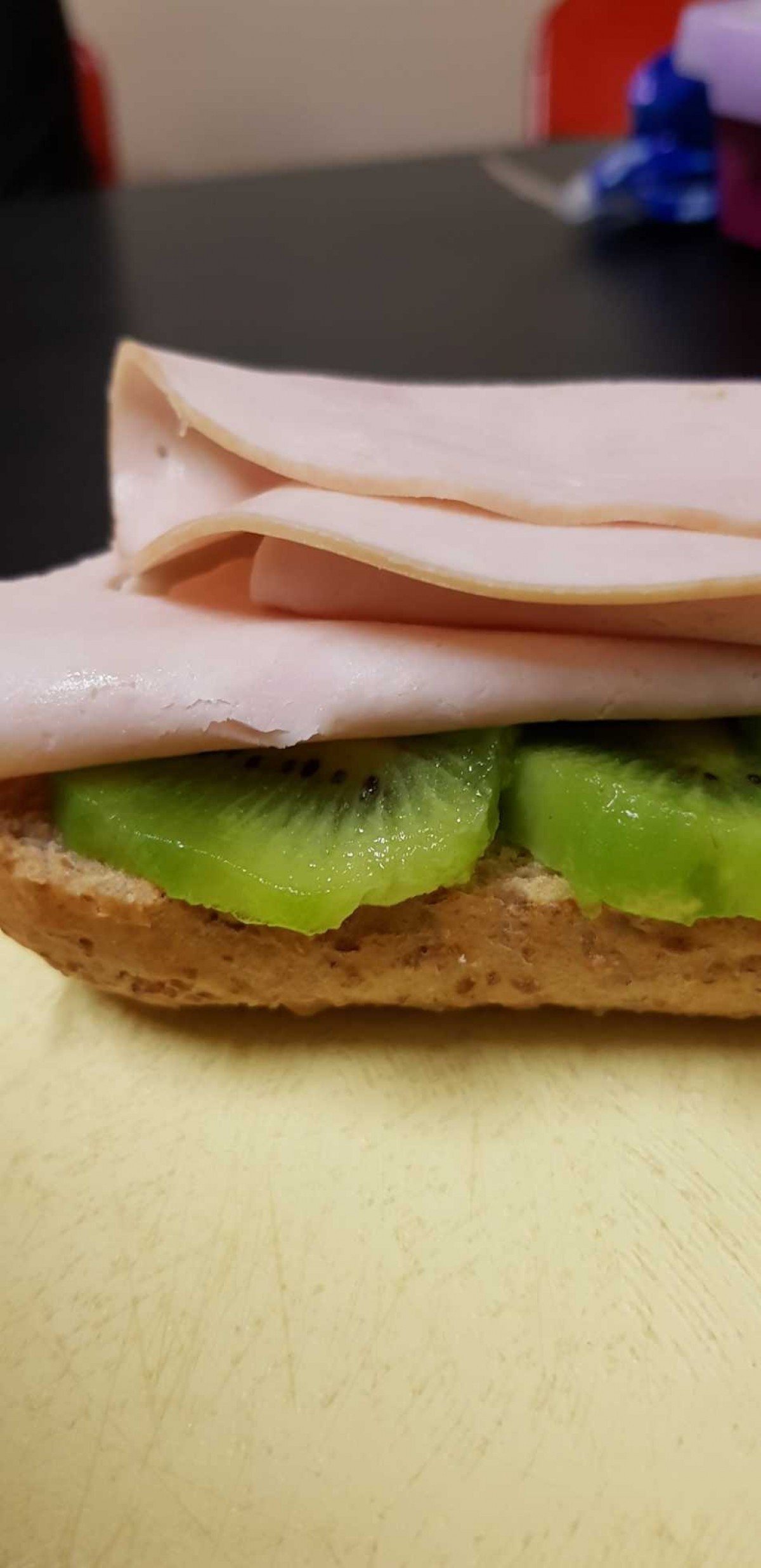 Przepis na Kanapka z szynką i kiwi