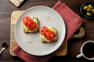 Kanapki z pastą oliwkową, pomidorem i ogórkiem