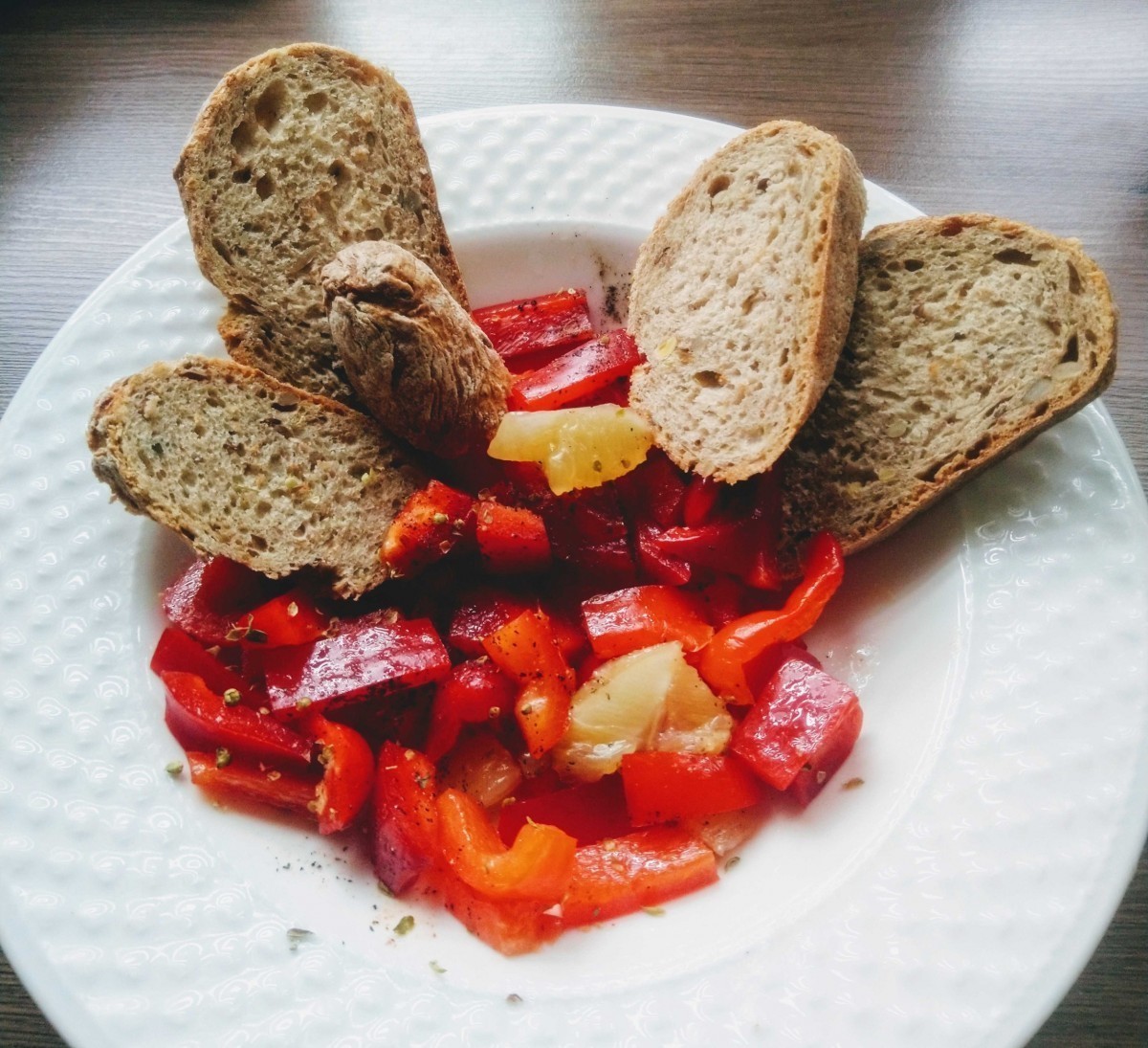 Przepis na Surówka z papryki i cytryny z pieczywem