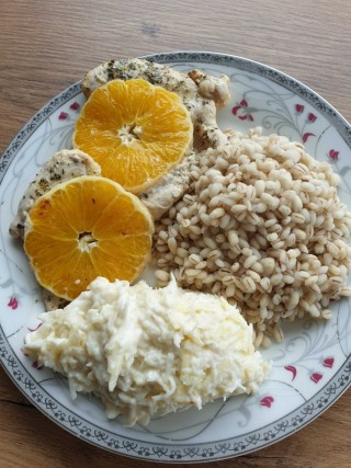Pierś z indyka zapiekana z sokiem pomarańczowym i kaszą