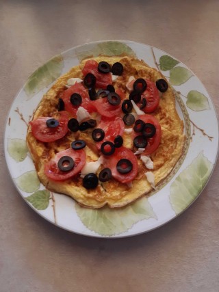 Omlet z mozzarellą i oliwkami