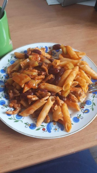 Wołowina z makaronem w sosie pomidorowym