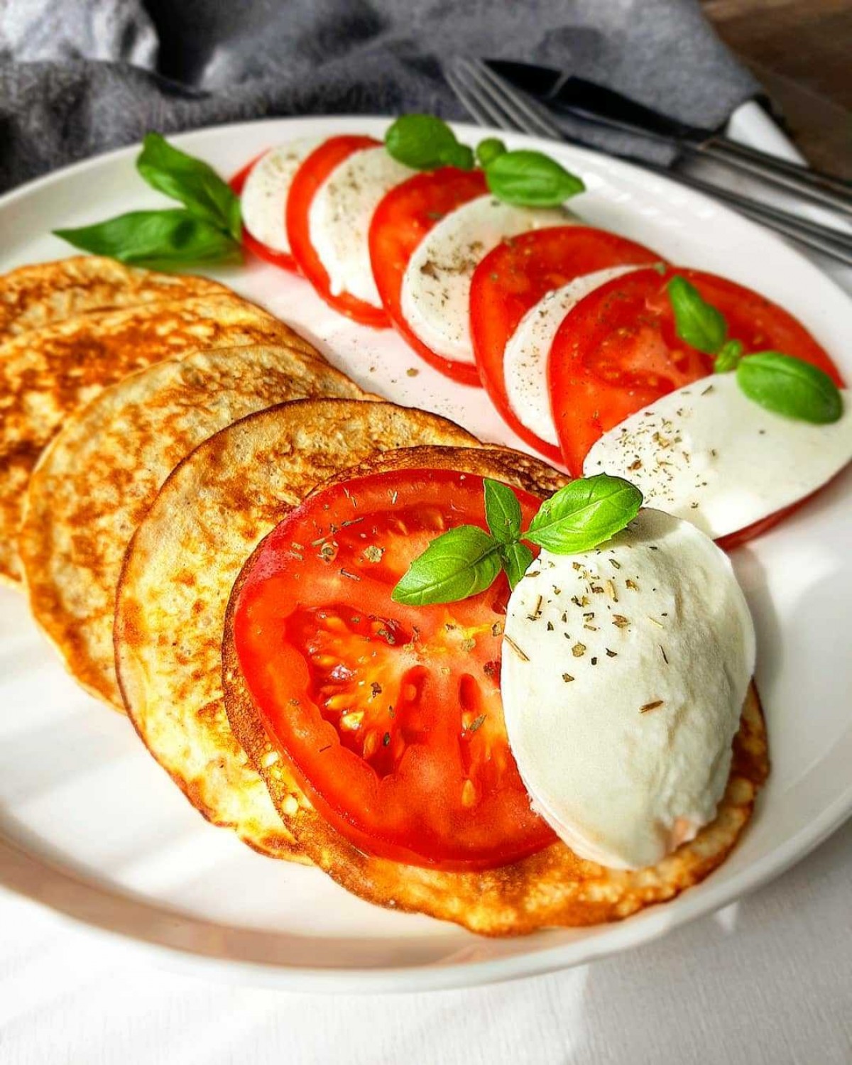 Placki otrębowe z mozzarellą i pomidorem