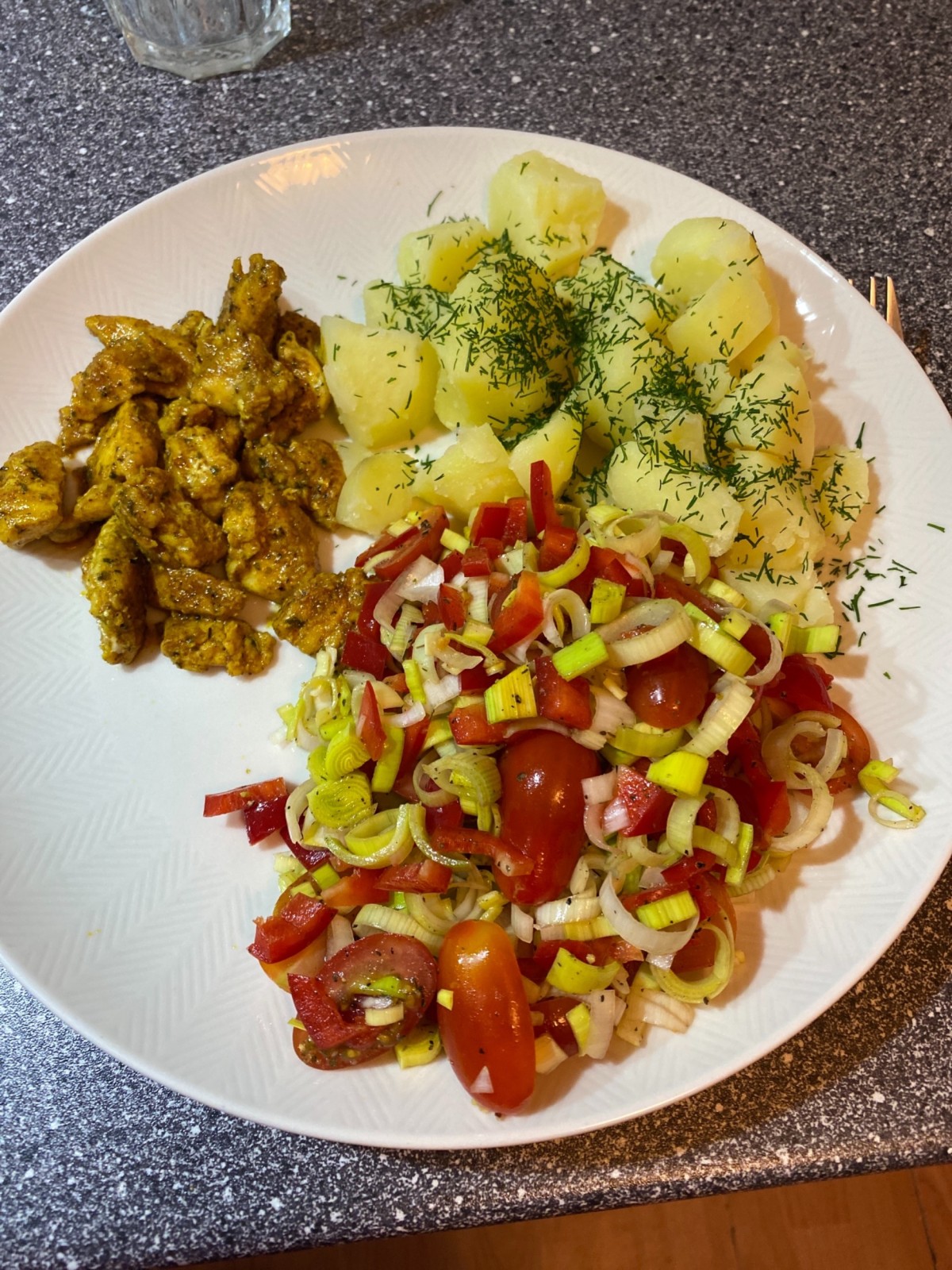 Grillowana pierś z indyka z ziemniakami i surówką
