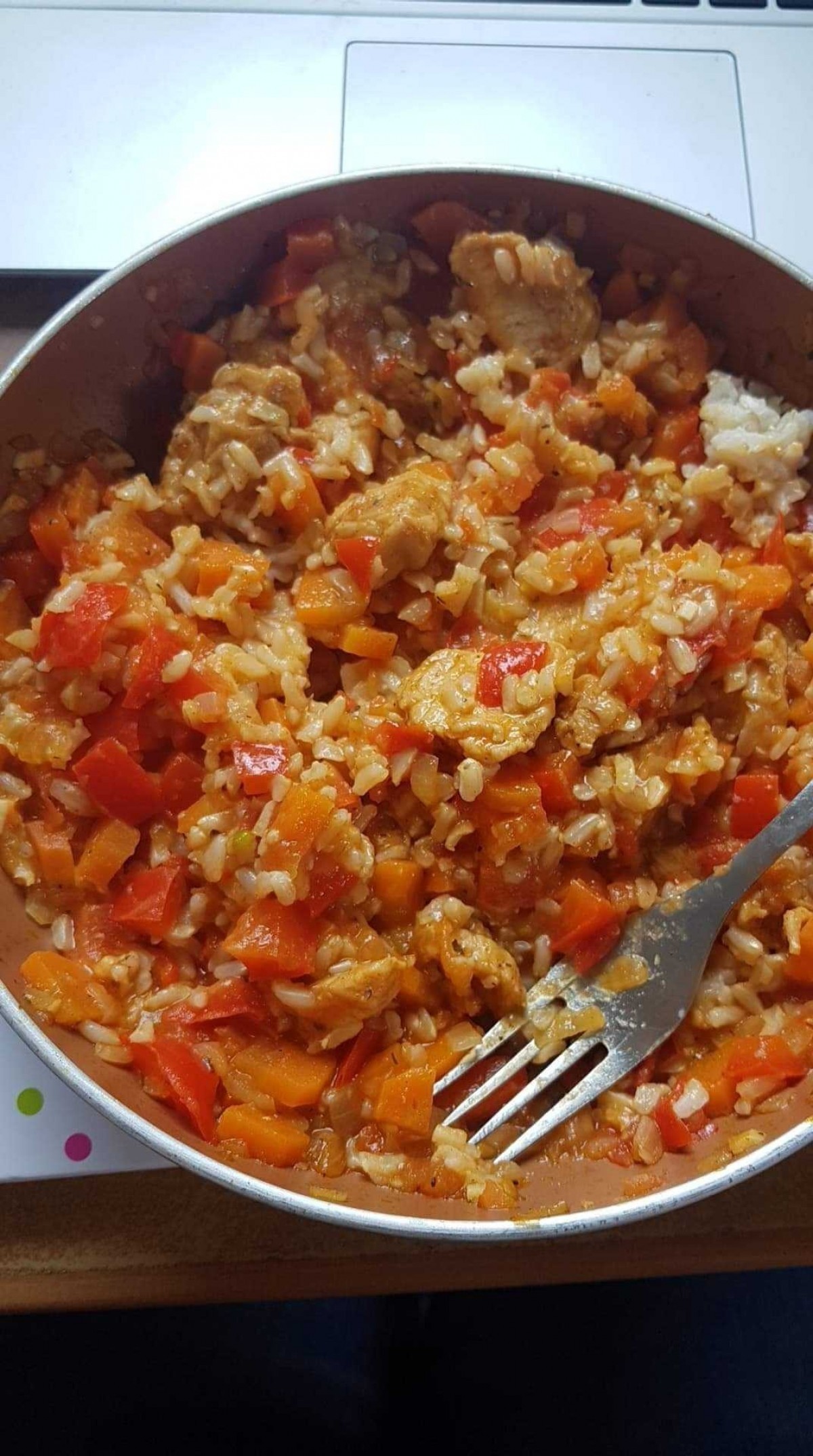 Indyk w pikantnym pomidorowo-paprykowym sosie