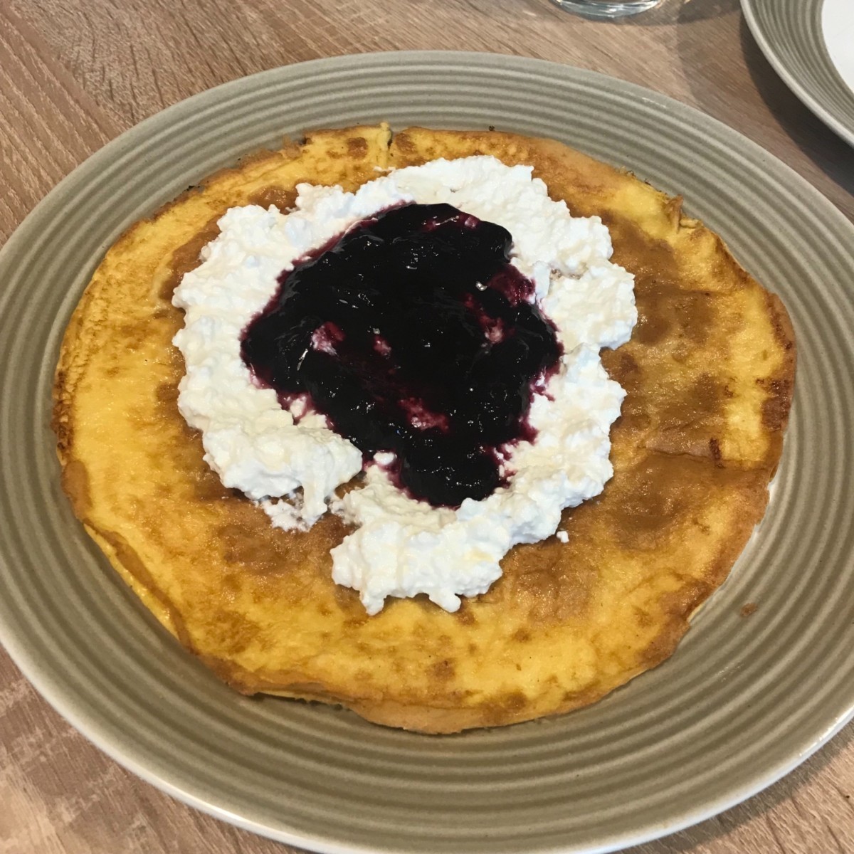 Omlet z białym serem i dżemem