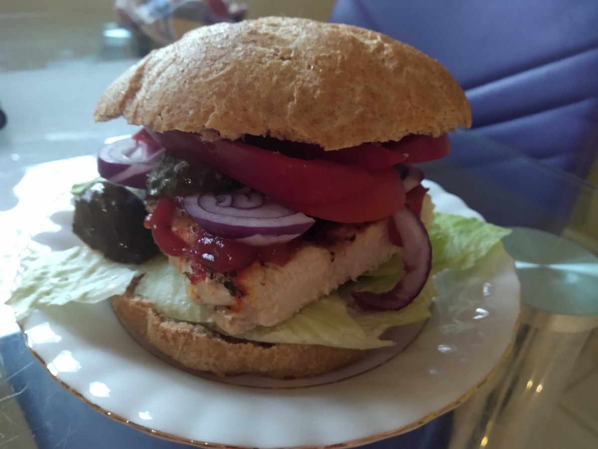 Przepis na Domowy burger z kurczakiem