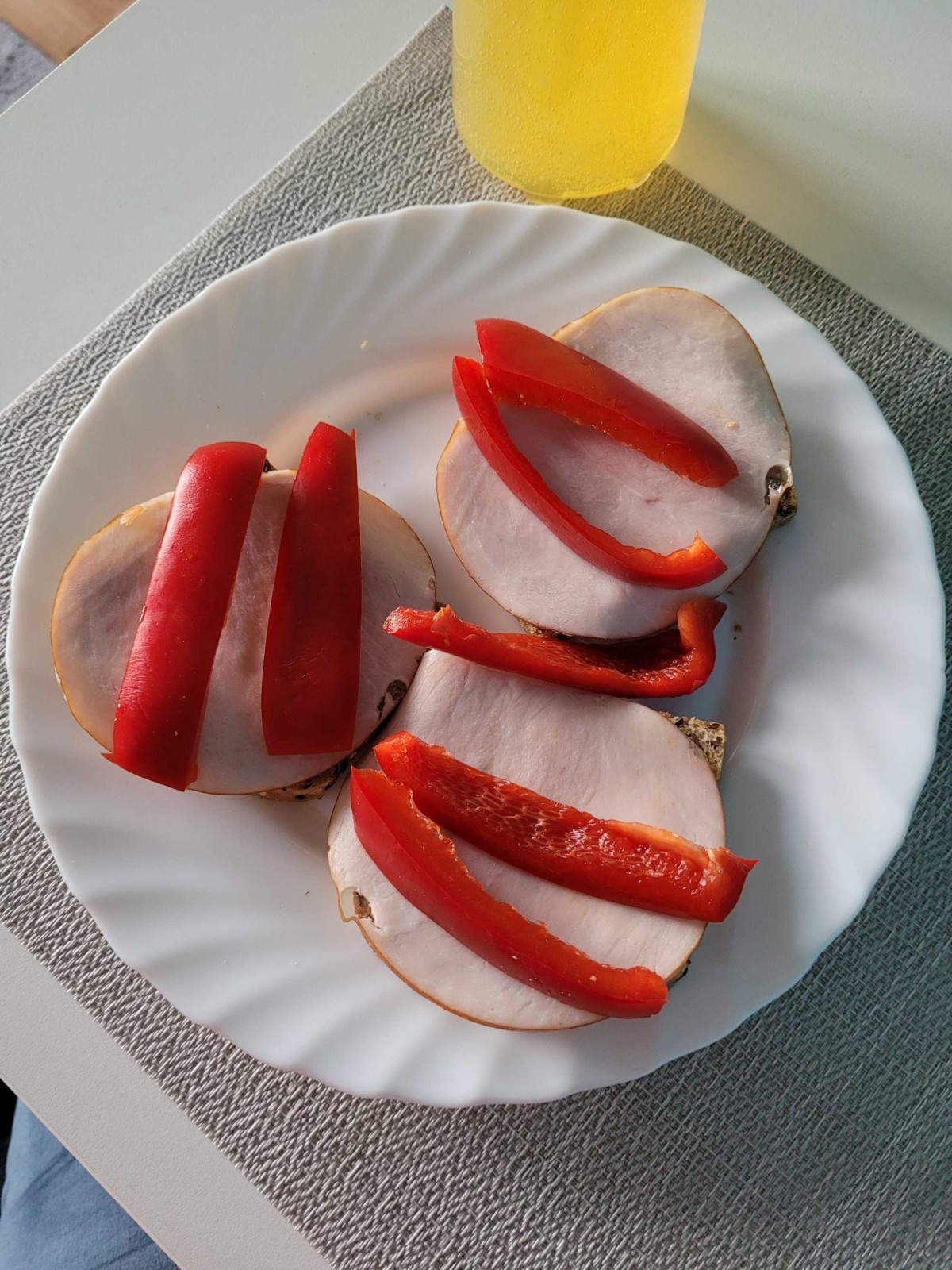 Przepis na Kanapka z szynką i papryką