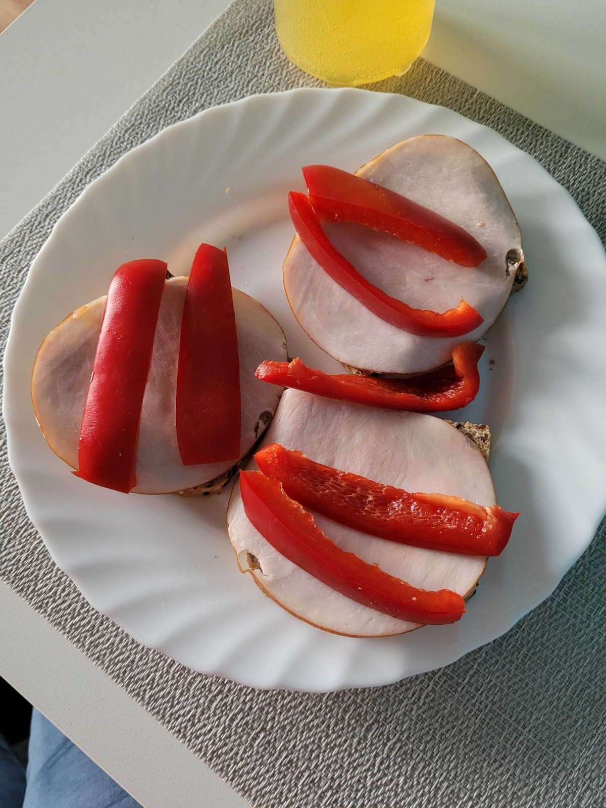 Przepis na Kanapka z szynką i papryką