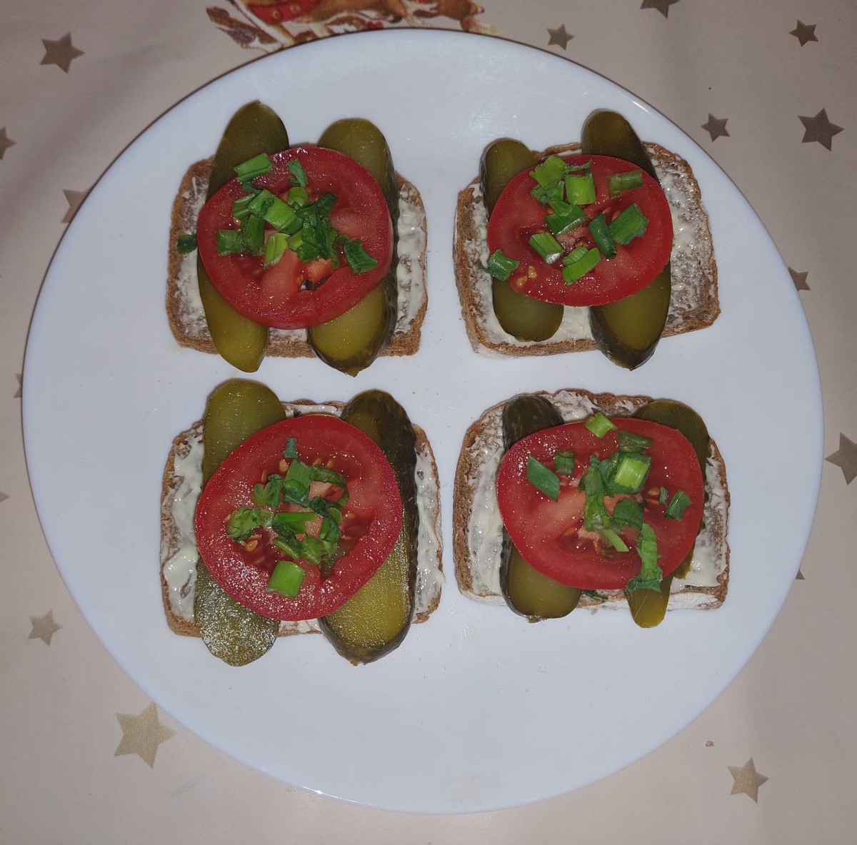 Przepis na Kanapka z pomidorem i ogórkiem