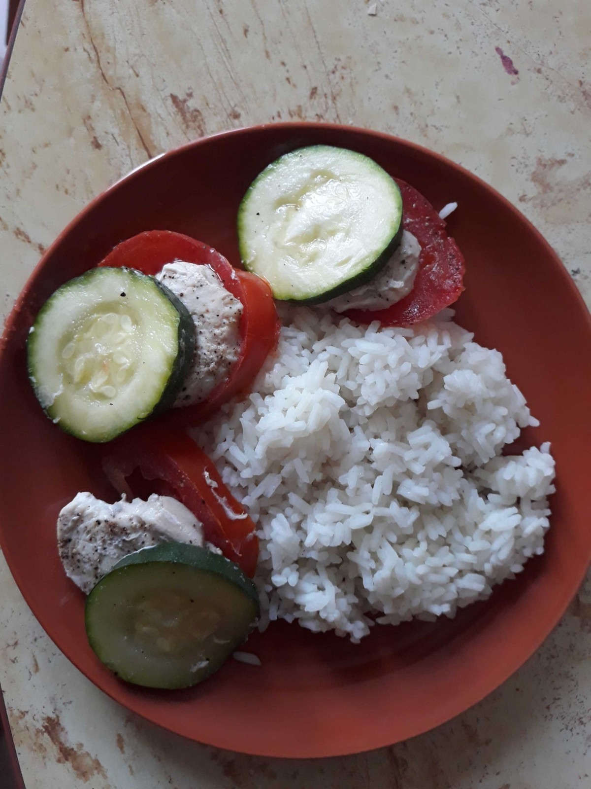 Przepis na Pierś kurczaka z cukinią, pomidorami i ryżem