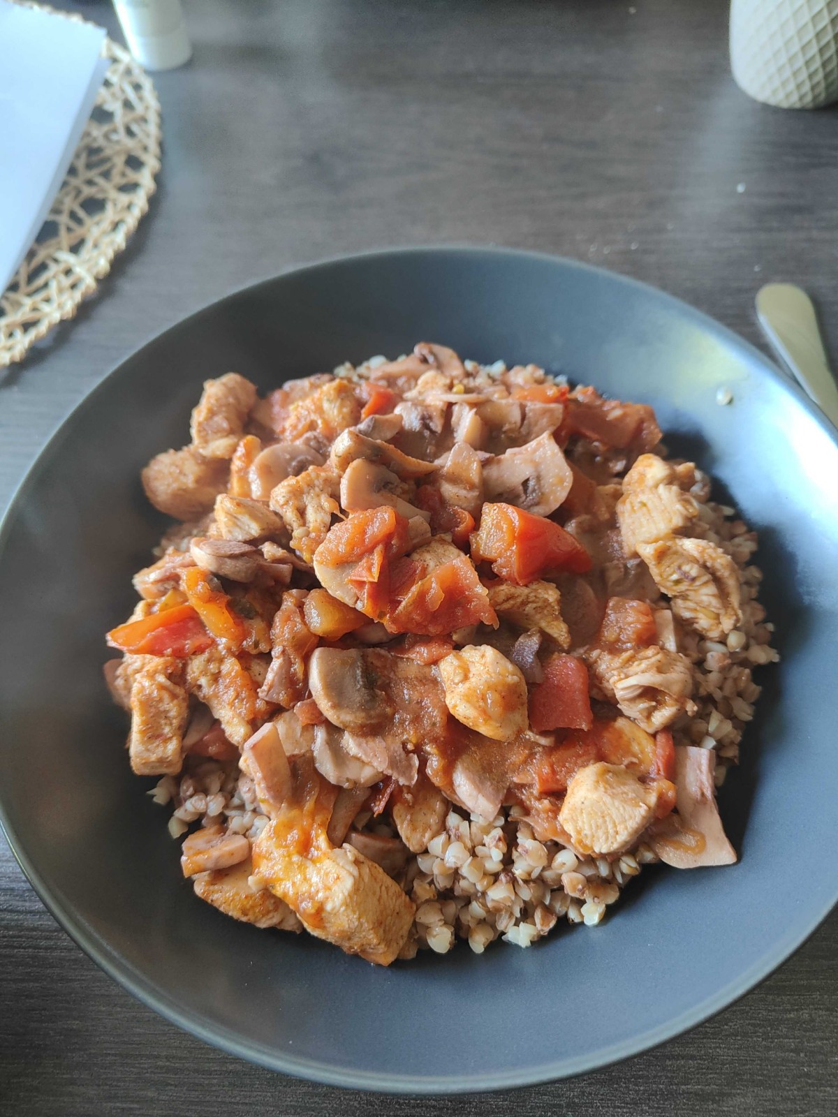 Przepis na Kurczak z pieczarkami po grecku i kaszą