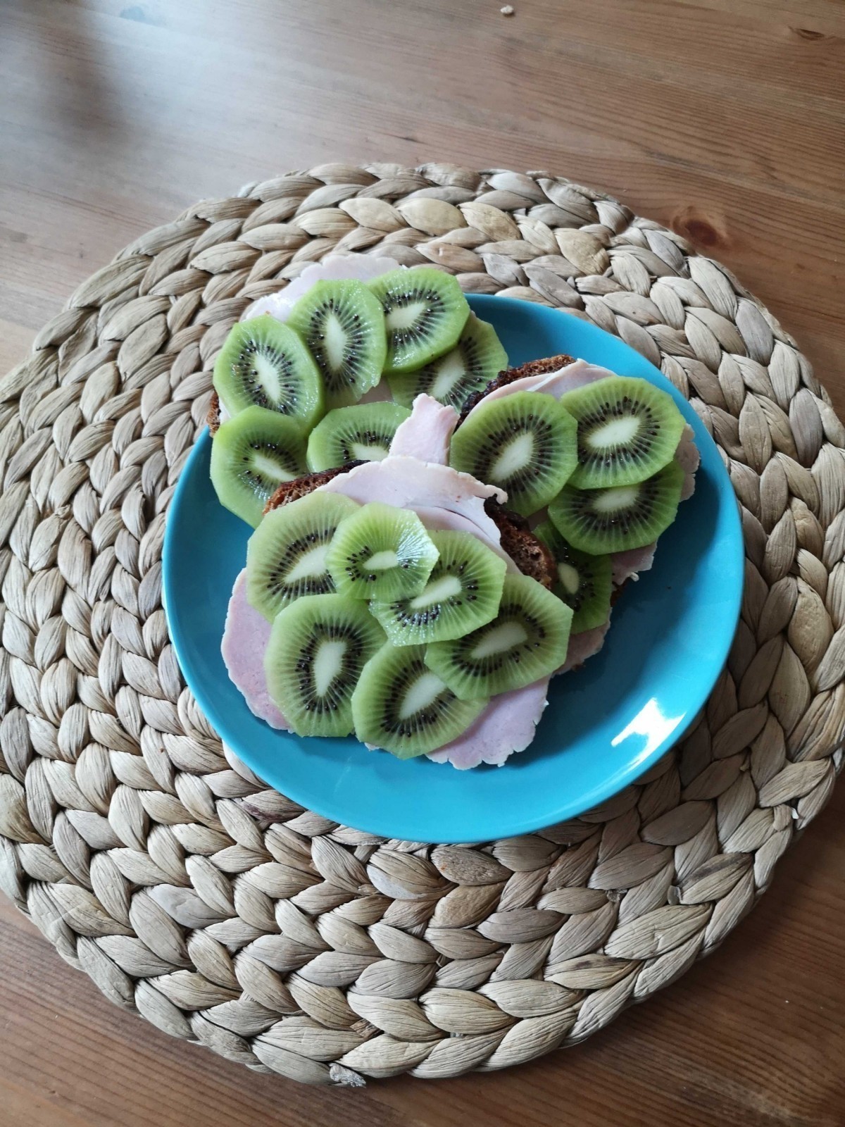 Przepis na Kanapka z szynką i kiwi