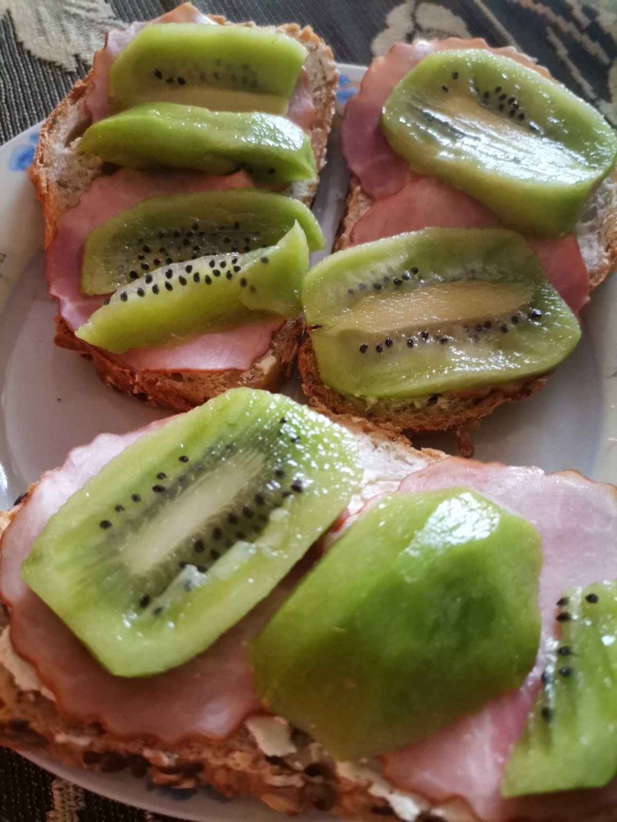 Przepis na Kanapka z szynką i kiwi