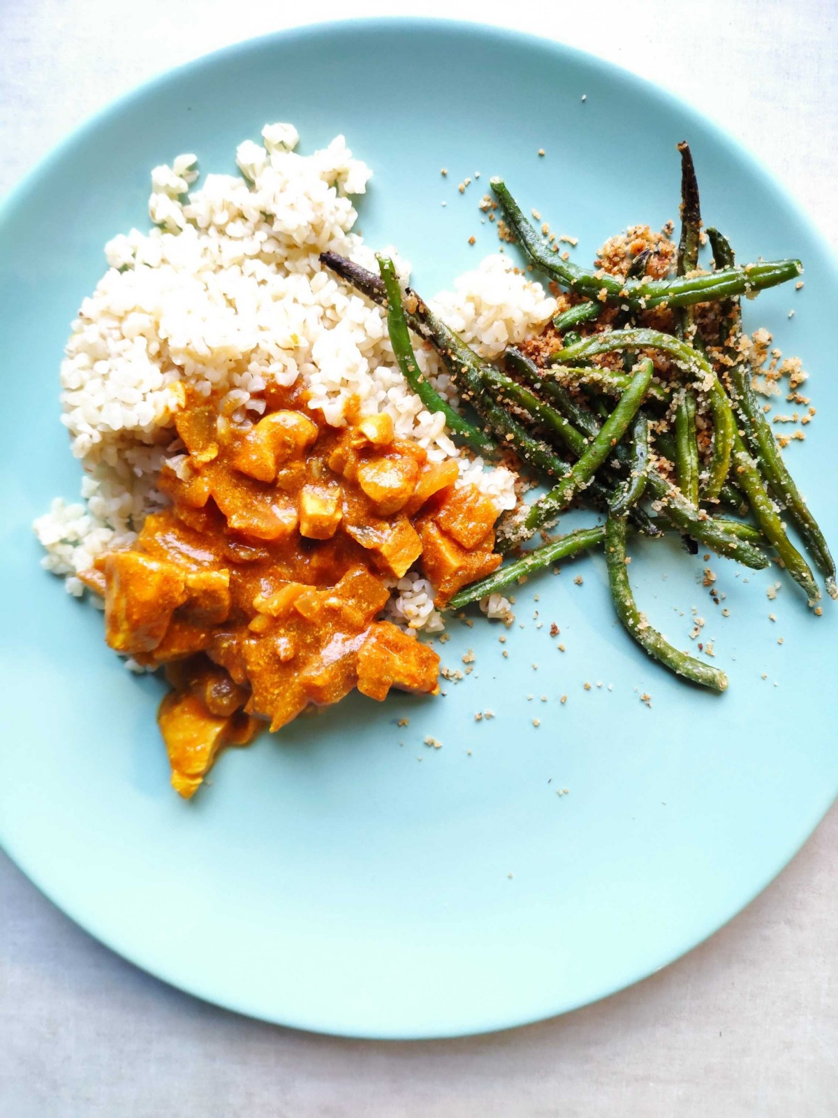Indyk w curry z ryżem i fasolką