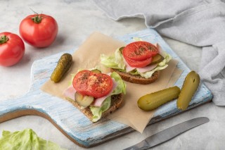 Broodje ham met geroosterde tomaat