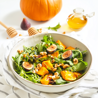 Insalata con zucca arrostita, fichi e salsa alla cannella
