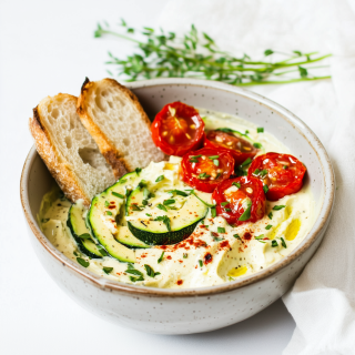 Cremiger Käse mit Avocado, gerösteten Cherry-Tomaten, Zucchini und Knoblauch