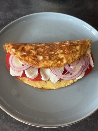 Omlet z mozzarellą i pomidorem