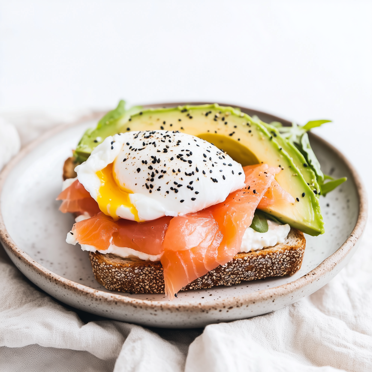 Toast à la Ricotta, Saumon Fumé, Avocat et Œuf Poché
