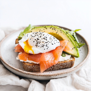 Toast con Ricotta, Salmone Affumicato, Avocado e Uovo in Camicia