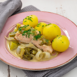 Salmone con salsa al porro, patate novelle e aneto