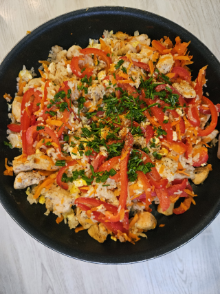 Ryż po chińsku z kurczakiem, papryką i marchewką