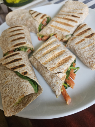 Roladki z tortilli z guacamole i kabanosami