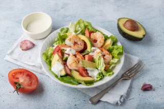 Salade met garnalen en avocado