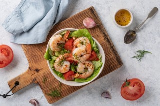 Salade met garnalen en tomaat