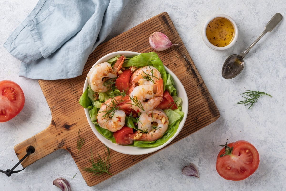 Salade met garnalen en tomaat