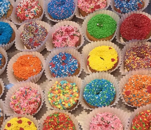 15 st. Traktatie box Mini luxe donuts