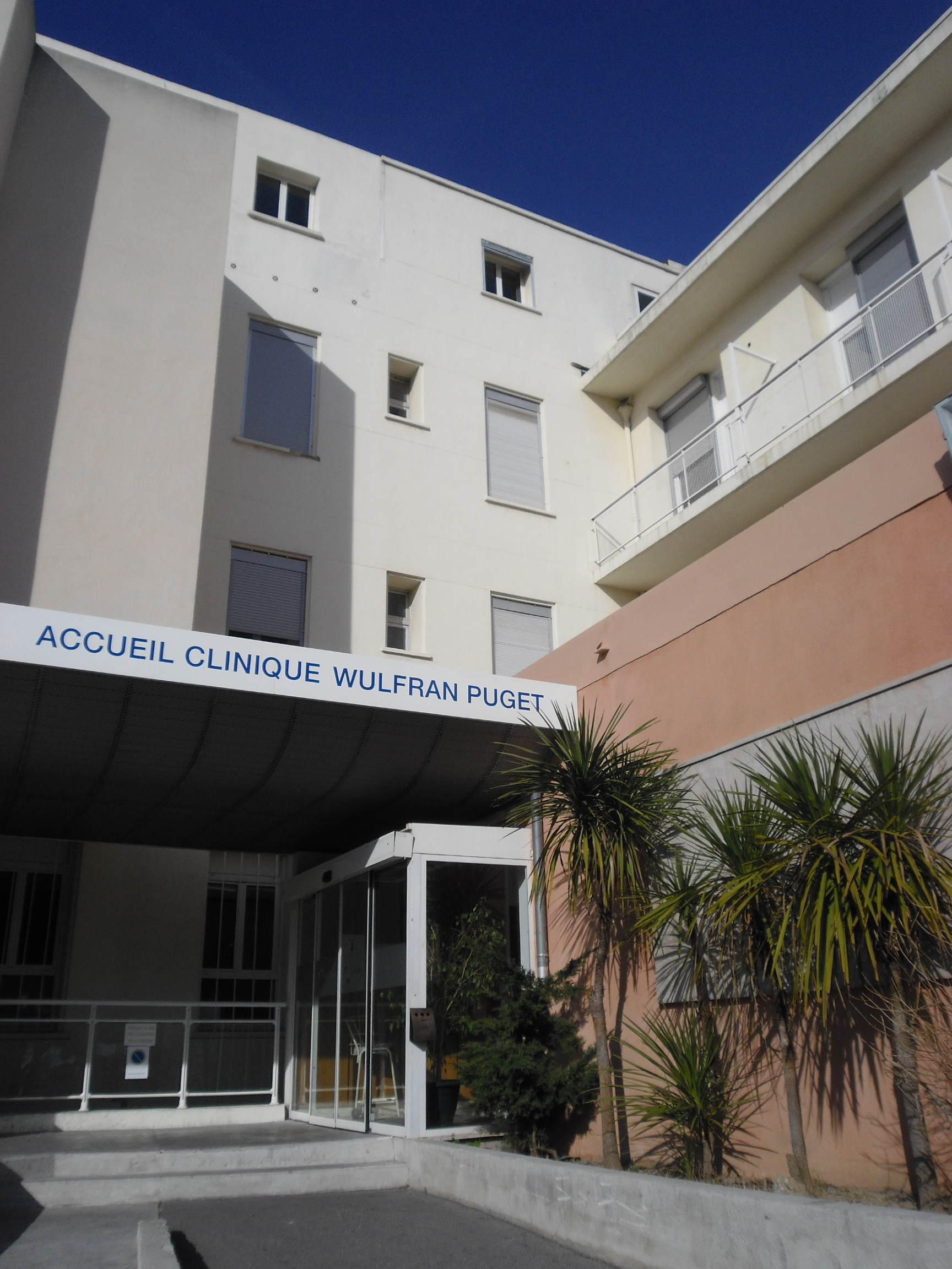 L'entrée de la Clinique Wulfran Puget.JPG