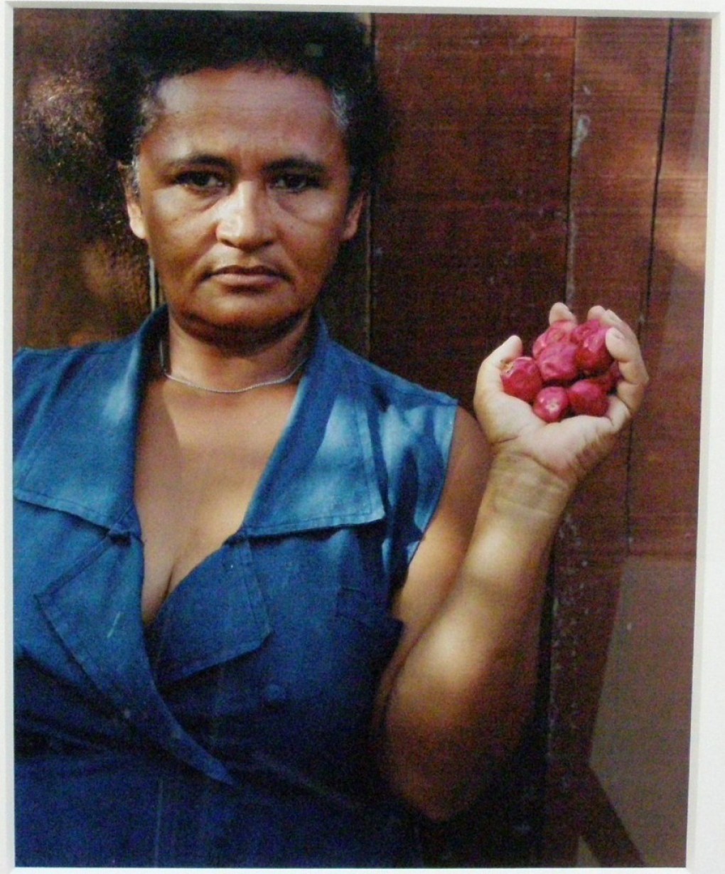 Sharon Lockhart, Maria da Conceição Pereira de Souza met de vruchten van de eilanden van Apeú-Salvador, Pará, Brazil, 1999, kleurenfoto, aankoop: 2000