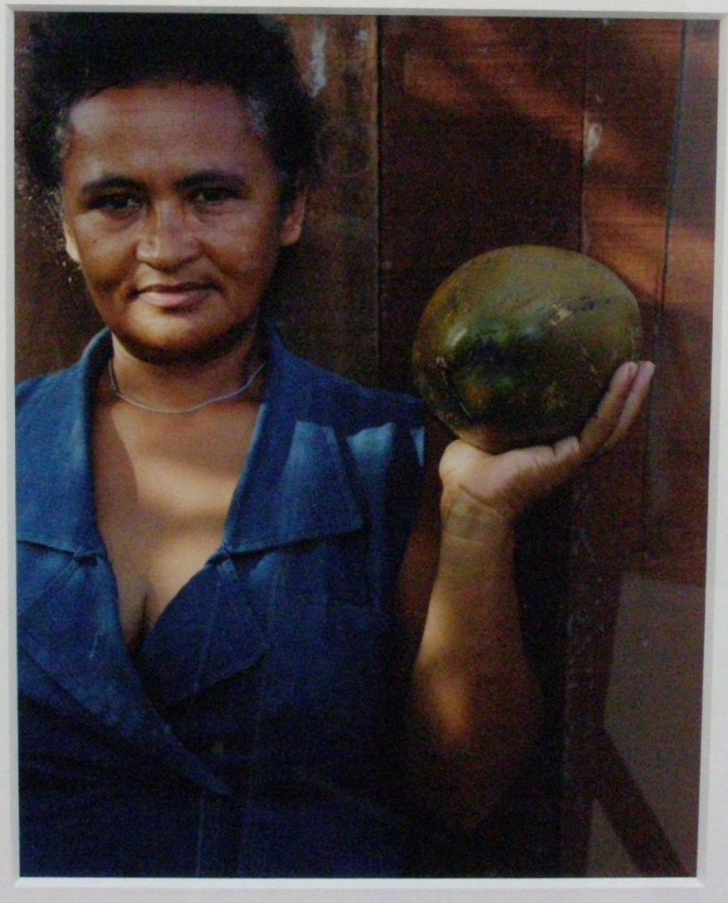 Sharon Lockhart, Maria da Conceição Pereira de Souza met de vruchten van de eilanden van Apeú-Salvador, Pará, Brazil, 1999, kleurenfoto, aankoop: 2000