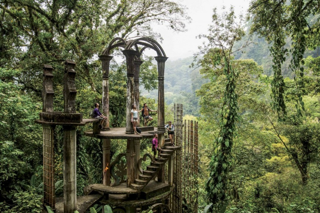 Vlakbij Xilitla, een bergstadje ten noorden van Mexico-Stad, verrijzen plant-vormige betonnen zuilen, bruggetjes, kunstwerken en spiraalvormige trappen die naar nergens naartoe leiden.