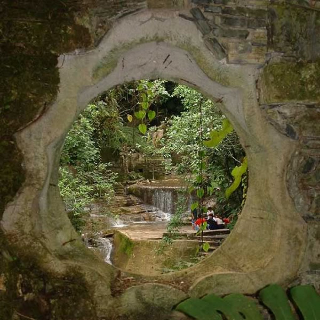 'Las Pozas' - oftewel 'De meertjes' - valt te omschrijven als een groot tuinkunstwerk in de woekerende Mexicaanse jungle. Met veertien hectare misschien wel het grootste surrealistische kunstwerk ooit.
