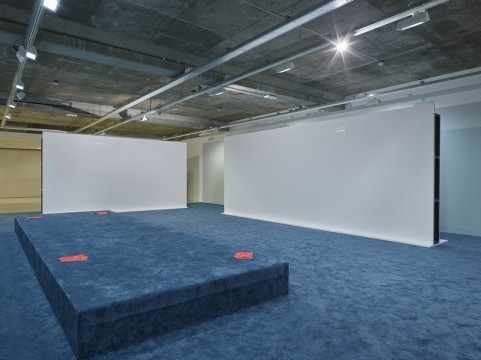 Zaaloverzicht 'Sensory Spaces - Olaf Nicolai'. Foto: Hans Wilschut