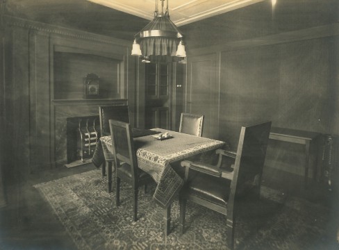 Domineeskamer in de Waalse kerk in Rotterdam met gietijzeren hanglamp en kachel van W.H. Gispen, Rotterdam, 1924, Collectie De Waalse Kerk, Rotterdam.