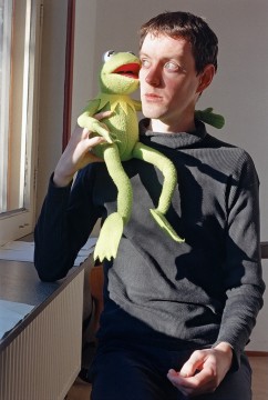 Wouter van Riessen, Zelfportret met Kermit, collectie Museum Boijmans Van Beuningen, fotograaf: Studio Tromp