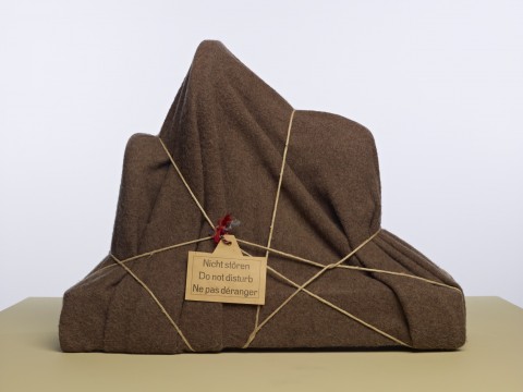 Man Ray, L’enigme d’isodore ducasse, collection Museum Boijmans Van Beuningen. Fotograaf: Jannes Linders