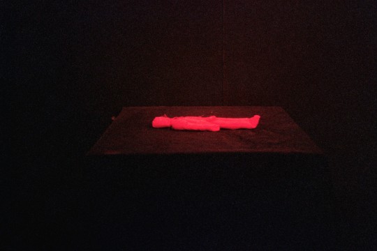James Lee Byars, Do Nothing is a Superlative, I am Death. Foto: uit de privécollectie van Carlos Becerra.